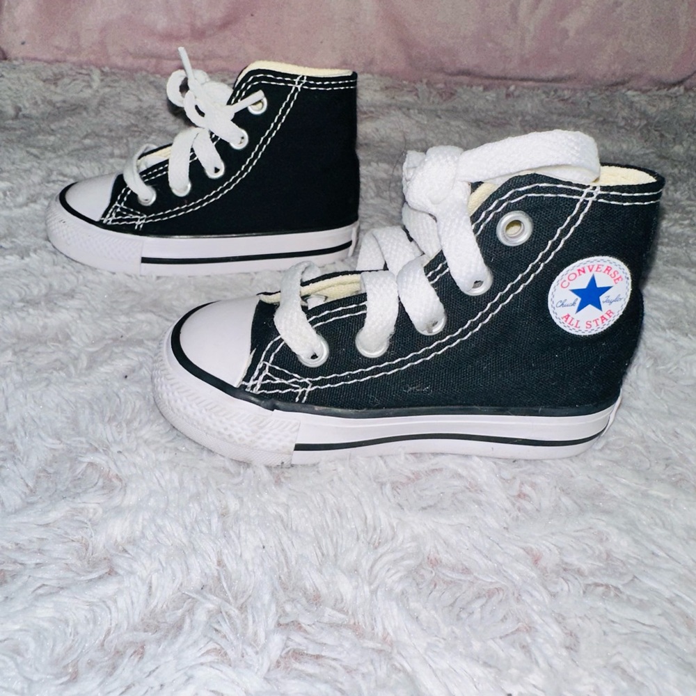 Toddler Converse High-Tops SZ 4